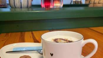 Primo piano di una tazza di caffè su un tavolo nel Bergstübli Steg