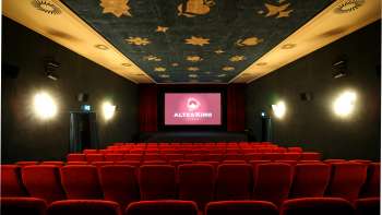 Interno dell'Altes Kino Vaduz con velluto rosso e schermo illuminato