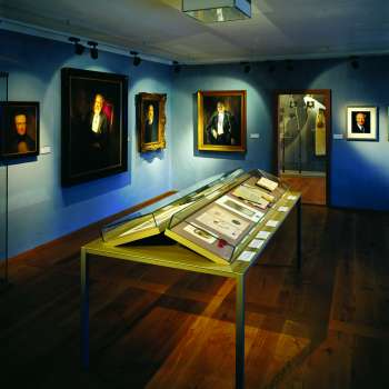 La Sala dei Principi del museo nazionale del Liechtenstein con i reperti sullo sfondo