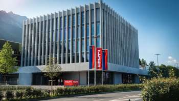 La sede Hilti di Schaan è un edificio industriale moderno con vista sulle Alpi.