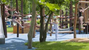  Tavoli e sedie colorate nel ristorante della piscina all'aperto Mühleholz, ideale per rilassarsi dopo una nuotata.