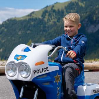 Un ragazzo guida una minicar