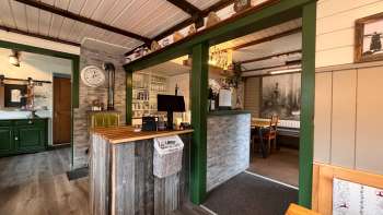 Accogliente area reception con decorazioni amorevoli, elementi in legno e ambiente tradizionale nella Bergstübli