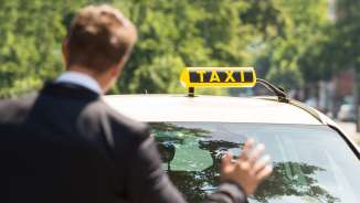 Un uomo chiama un taxi