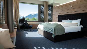 Moderna camera doppia con vista sulle montagne al Grand Casino Hotel Liechtenstein