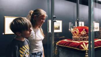 I bambini ammirano il cappello principesco nella Camera del Tesoro del Liechtenstein