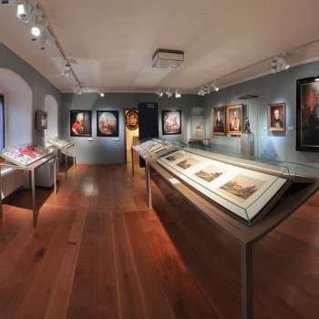 Sala espositiva del museo nazionale del Liechtenstein con ritratti e reperti storici
