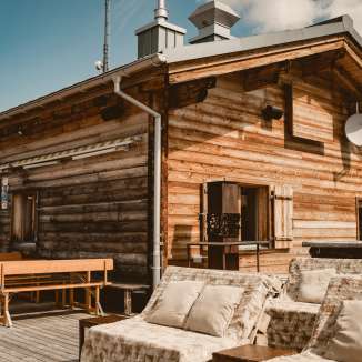 Accogliente Sareis Bergrestaurant con terrazza solarium a Malbun, una destinazione popolare per gli escursionisti