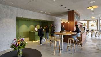 Area della hall con reception e bar dell'Ostello della Gioventù di Schaan/Vaduz