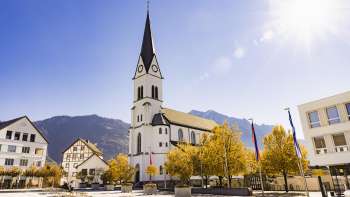 Chiesa di San Martino con gli edifici della canonica a sinistra