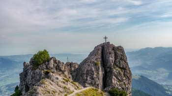 Tre sorelle con due croci di vetta e ampie vedute sulla valle e sulle montagne circostanti
