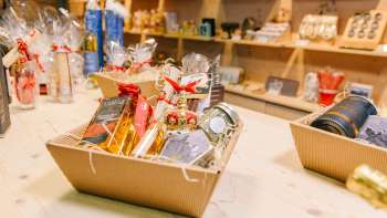 Cesto regalo di alta qualità con specialità del Liechtenstein, allestito in modo decorativo nel Liechtenstein Center