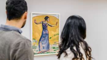 Due persone osservano un dipinto colorato nel museo d’arte del Liechtenstein