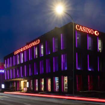Il Casinò Schaanwald al buio, illuminato in modo impressionante con accenti di luce viola: una destinazione popolare per i nottambuli del Liechtenstein.