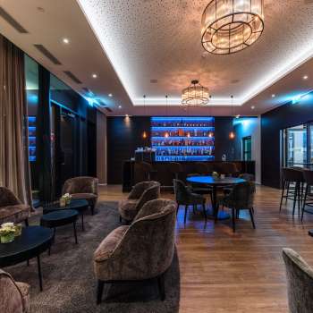 Bar accogliente con illuminazione elegante e una selezione di alcolici.