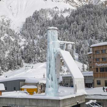 Vista della torre di ghiaccio a Malbun con la foresta innevata sullo sfondo