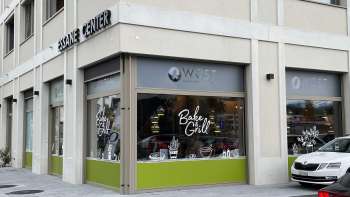 Vista esterna del panetteria Wüst di Eschen con ampie vetrine ed etichettatura moderna