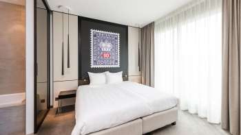 Camera doppia arredata in stile moderno presso l'hotel b_smart a Bendern