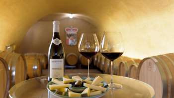 Formaggio e vino su un tavolo durante una degustazione alle Cantine di Corte del Principe del Liechtenstein