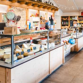 Moderna sala vendite del negozio della fattoria Bangshof in Liechtenstein con prodotti regionali come formaggio, yogurt e frutta.