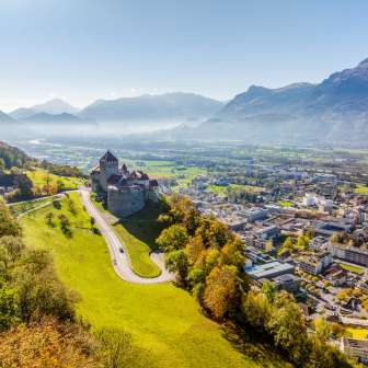 Veduta aerea del castello di Vaduz con vista sulla città di Vaduz e sulla valle del Reno in una limpida giornata autunnale