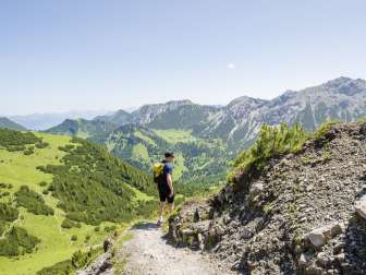 Escursionisti in cammino verso il monte Schönberg