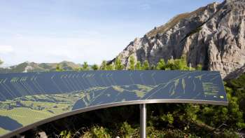 Vista del pannello panoramico di Sareis con un impressionante panorama montano sullo sfondo