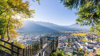 Vista dalla terrazza panoramica sulla soleggiata valle del Reno e sulla città di Vaduz.