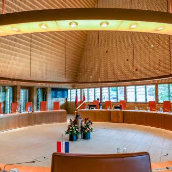 sala espositiva con dipinti, libri e reperti del museo nazionale del Liechtenstein.