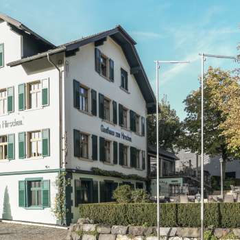 Gasthaus zum Hirschen con un'ampia area esterna e un'architettura tradizionale