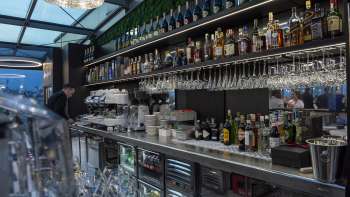 Primo piano dell'elegante bar del ristorante Casino Royal, con un'ampia scelta di bevande e un design moderno.