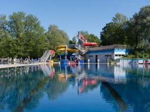 Piscina con scivoli d'acqua e bagno nella piscina all'aperto Mühleholz di Vaduz