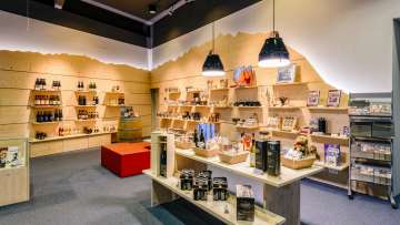 Sala vendite del Liechtenstein Centre di Vaduz con specialità regionali, souvenir e regali