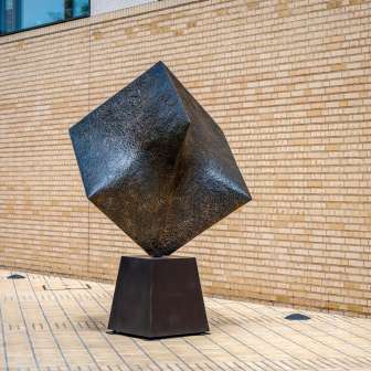 Scultura di un cubo alla mostra di scultura di Bad Ragartz nel centro di Vaduz
