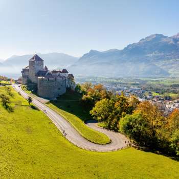 Il castello di Vaduz si trova su una collina che domina la valle del Reno e le montagne circostanti.