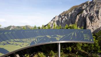 Vista del pannello panoramico di Sareis con un impressionante panorama montano sullo sfondo