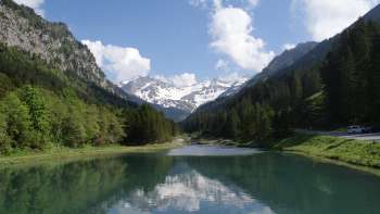 Vista sul lago Gänglesee a Steg con le montagne sullo sfondo