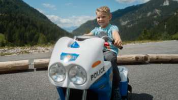 Il bambino guida una minicar