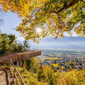 Piattaforma panoramica nella luce dorata dell'autunno con vista su Vaduz e sulla campagna circostante