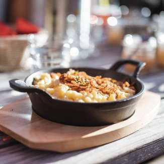 Canederli al formaggio con cipolle fritte al rifugio Gafadurahütte in Liechtenstein - specialità regionale in un ambiente alpino