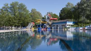 Vista della grande piscina con paesaggio di scivoli colorati nella piscina di Mühleholz in Liechtenstein.