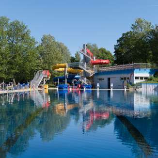 Piscina con scivoli d'acqua e bagno nella piscina all'aperto Mühleholz di Vaduz