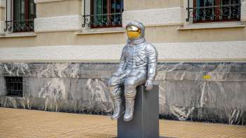 Scultura moderna di astronauta con visiera dorata sulla Peter-Kaiser-Platz di Vaduz
