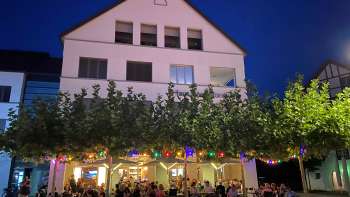 Atmosfera serale del St. Martins Pub con terrazza illuminata e luci fiabesche colorate