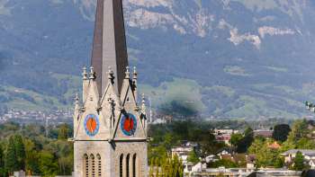 Vista della Cattedrale di San Florin a Vaduz con le montagne sullo sfondo