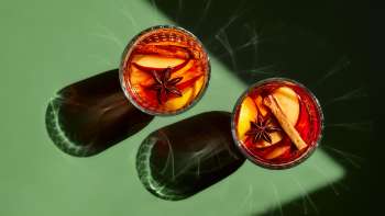 Bicchieri pieni di vin brulé su un tavolo verde