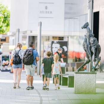 La gente passeggia per il centro storico di Vaduz