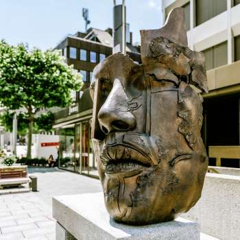 Scultura di un volto nel centro di Vaduz