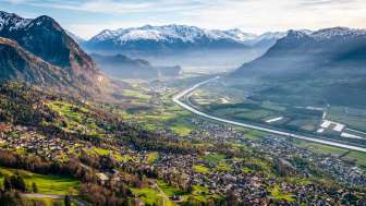 Una vista mozzafiato dalla collina sulla valle del Reno con campi, villaggi e montagne innevate: un idillio naturale nel Liechtenstein.