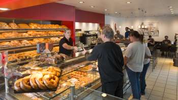 Sala di vendita della panetteria e pasticceria Mündle di Mauren dove si acquista il pane
